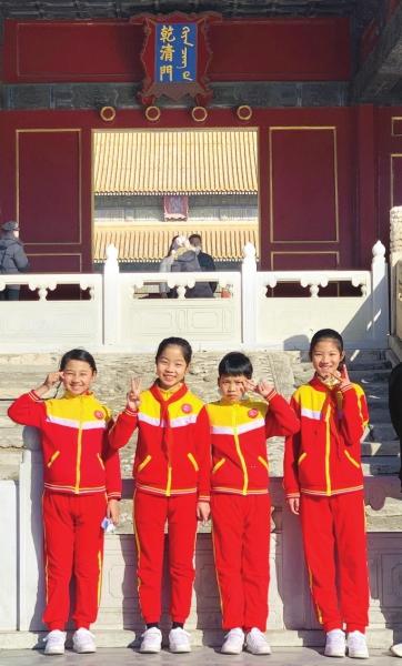 2 月 6 日,北京故宫,将登上央视春晚舞台的四名湖南小学生一起合影。图 / 受访者提供
