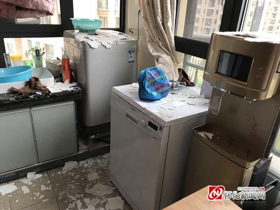 (图为蔡女士房屋阳台上的屋顶因为被水冲击浸湿,大块掉落现场)