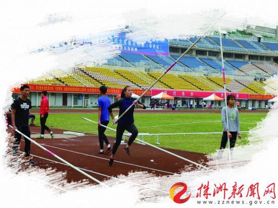 运动员们昨日在市体育中心进行赛前训练(记者 杨如 摄)