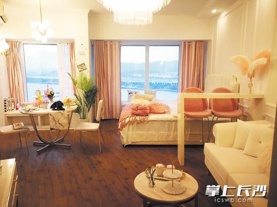 在湘江边的这家城市民宿,旅客躺在床上能看烟花和星空,漫步楼下还能深切体验老长沙的韵味,受到90后的青睐。