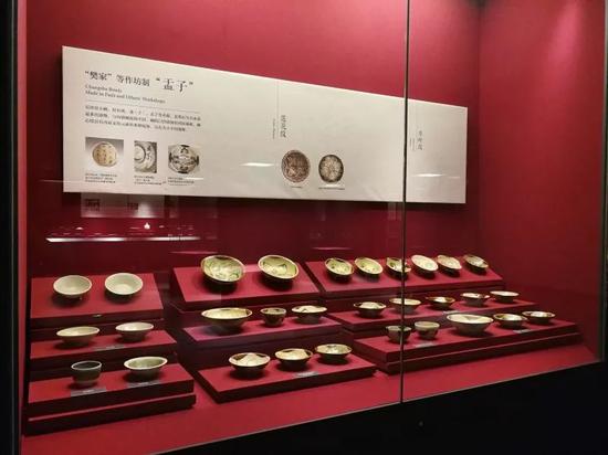 (从“黑石号”打捞出水的长沙窑瓷器——“湖南道石渚草市”出品的多彩瓷。)