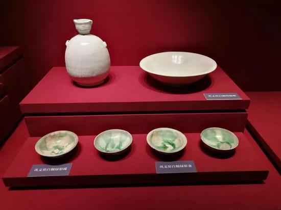 (从“黑石号”打捞出水的河北邢窑、河南巩义窑瓷器。)