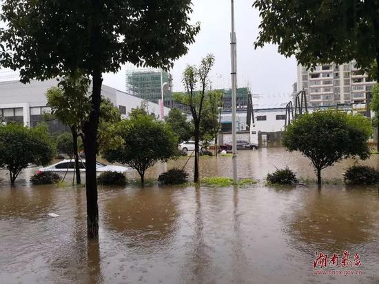 大暴雨致邵东县城多个地段积水严重，图为邵东县公园路。  摄影：罗珂