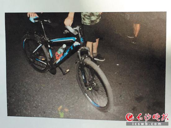 ↑两名大学生所骑的自行车。均为长沙晚报记者 邓艳红 摄