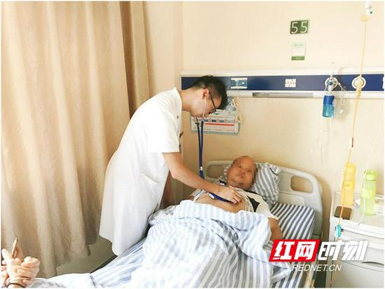 宋医生正在为孙先生检查身体情况。