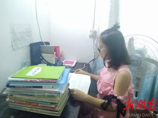 (李丹这个暑假实践计划落空。)