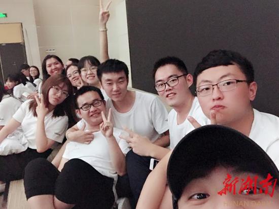 (王之寻与活动现场志愿者们一起合影,右二为他)
