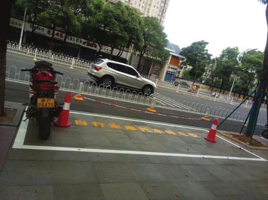 岳阳城区增设摩托停车位 任何人不得设置障碍物