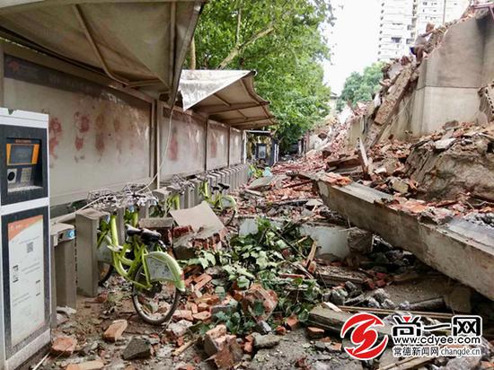 常德一拆迁房倒塌 公共自行车站点被砸