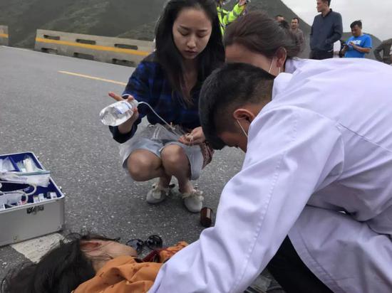 救护车赶到后,周炜协助医务人员对伤者实施急救。图片由周炜丈夫提供