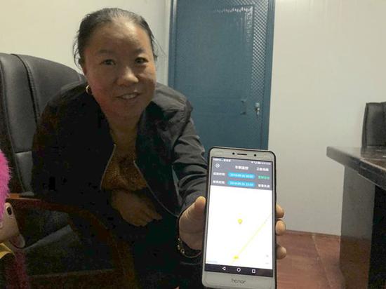 龚菊梅展示远程收割操控系统。 澎湃新闻记者 陈凯姿 图