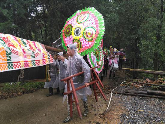 10月14日，上午11点，戴春彦和一双儿女出殡，埋葬在离家几公里外的山上。 澎湃新闻记者 明鹊 图