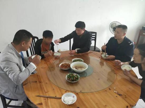  （民警招待离家出走少年在派出所食堂吃饭 请网友们自动忽略派出所寒碜的伙食条件）