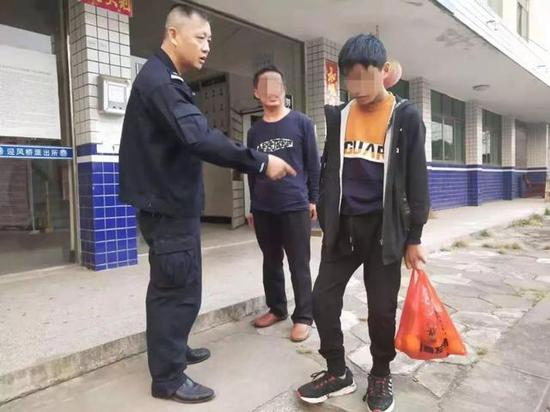 （临回家前 民警张介春叮嘱少年要听父母的话 右二为少年父亲）