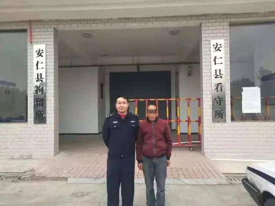 “以后别再做这种傻事啦!”民警如是说道。