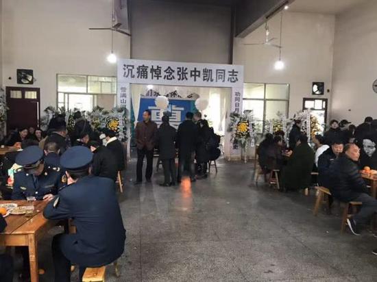 张中凯追悼会结束之后。新京报记者党元悦 摄