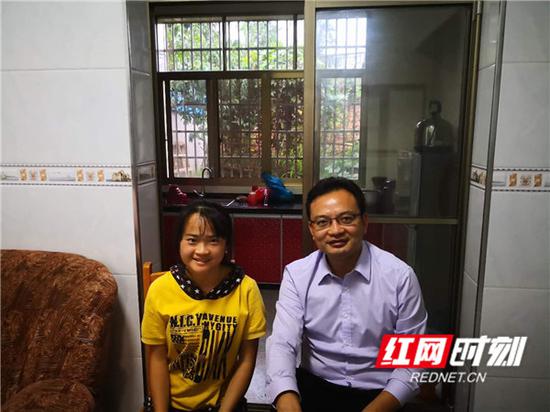 经过2个多月的“交心”,乐乐在姑妈家主动要求与黄大哥合了一张影。