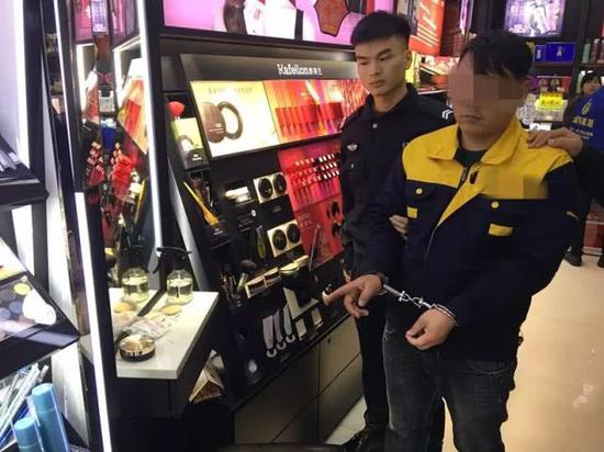 郴州一男子陪老婆逛街 顺走店员手机被抓