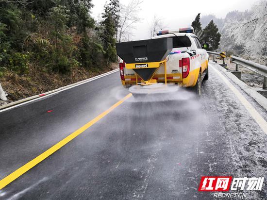 龙山公路管理局在G353龙山至桑植望乡台路段撒布融雪剂。
