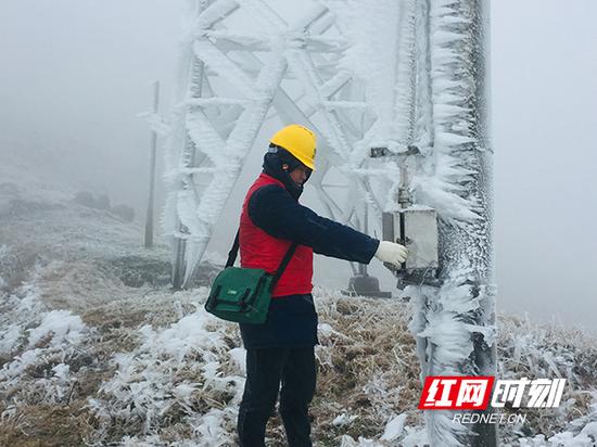 12月8日,在天塘山冰情监测哨所,工作人员测量覆冰厚度。