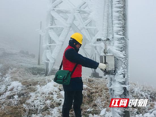 12月8日，在天塘山冰情监测哨所，工作人员测量覆冰厚度。