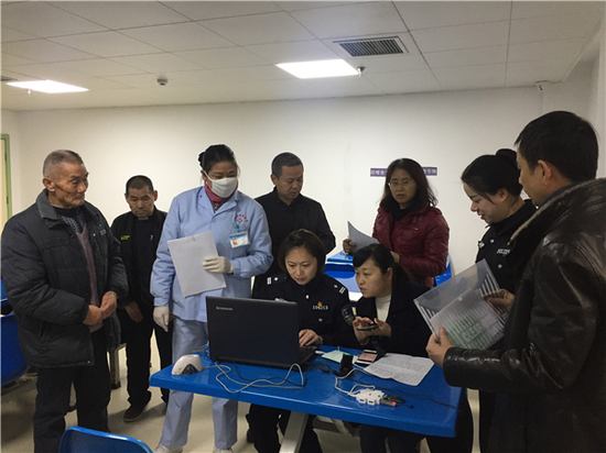 工作人员现场做身份录入准备工作。图片来源:常德文明网
