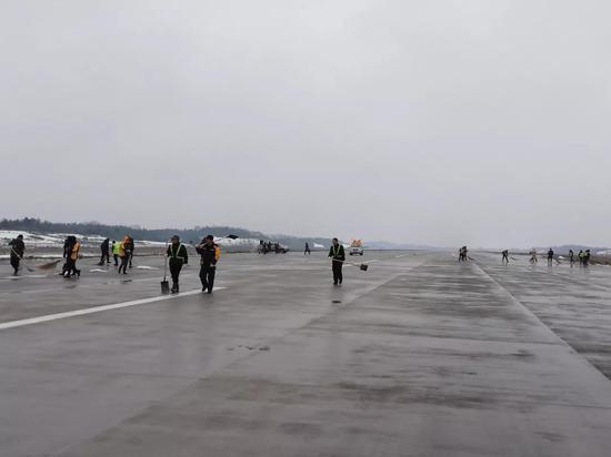 公司领导及员工积极投入除冰雪工作