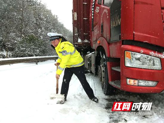 省交警总队总队长蒋建湘带领交警除雪破冰。