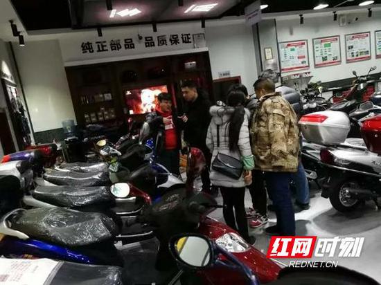 民警开展走访排查工作。