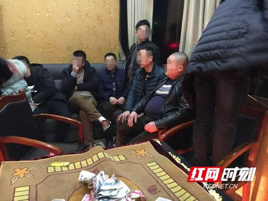 茶楼“炸金花” 这伙人把自己“炸”进 拘留所！