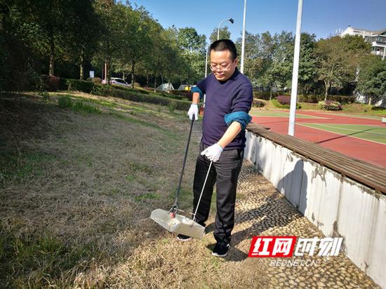 2018年11月23日，余元君生前在母山办公区参加义务劳动。