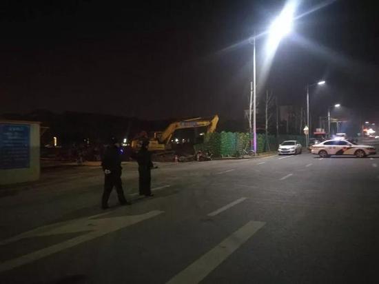 惊险!常德一工地施工挖断燃气管道,喷出5米高白雾