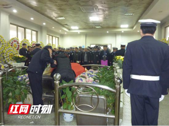 心痛！永兴交警肖叔军倒在护航春运的岗位上再没醒来