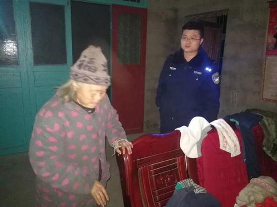 确定老人身份后,尹风华立即开着警车将走失的老人送回了家。