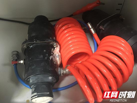 广铁集团广州动车段长沙动车运用所“动车组医生”周星权利用了动车组上废旧的原厕所真空发生器,技术改造了一款“气压厕所疏通器”。