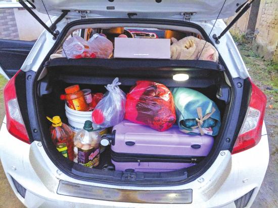 市民晒出自家后备箱 里面塞满家乡味道还有亲人关心