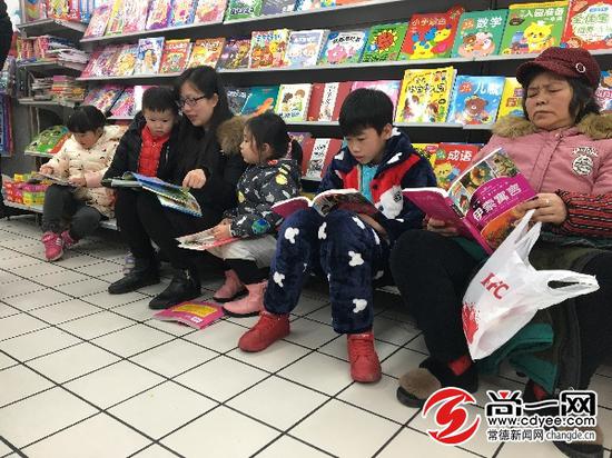 常德小学生将读书当作寒假里的一种休闲方式
