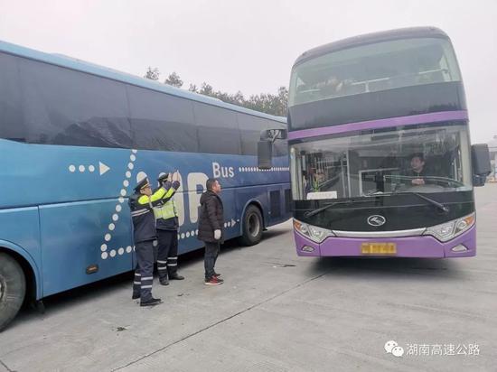 郴州一客车“搁浅” 路政蜀黍与54名司乘朋友别样“约会”