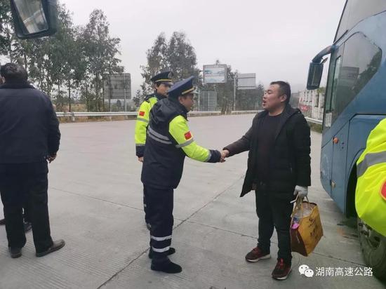 郴州一客车“搁浅” 路政蜀黍与54名司乘朋友别样“约会”