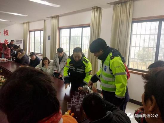 郴州一客车“搁浅” 路政蜀黍与54名司乘朋友别样“约会”