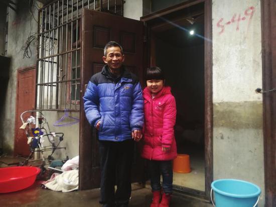 郭友高祖孙俩期盼终结漂泊流浪的日子