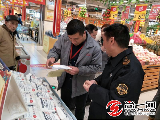 执法人员对华润万家超市的汤圆进行现场检查。尚一网通讯员 王铁凌 摄