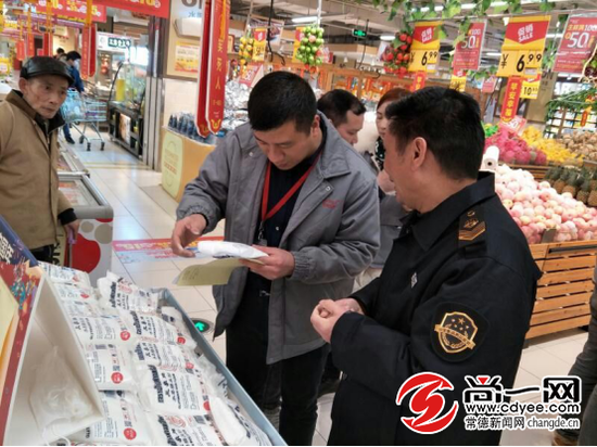 执法人员对华润万?#39029;?#24066;的汤圆进行现场检查。尚一网通?#23545;?王铁凌 摄