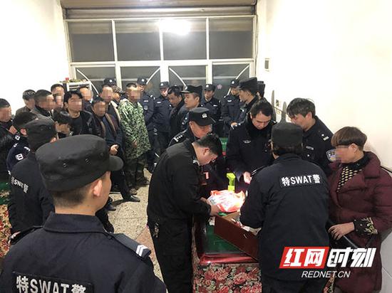  2月20日晚，衡南警方捣毁茶市镇街道一处利用扑克“斗牛”方式聚众赌博的窝点。