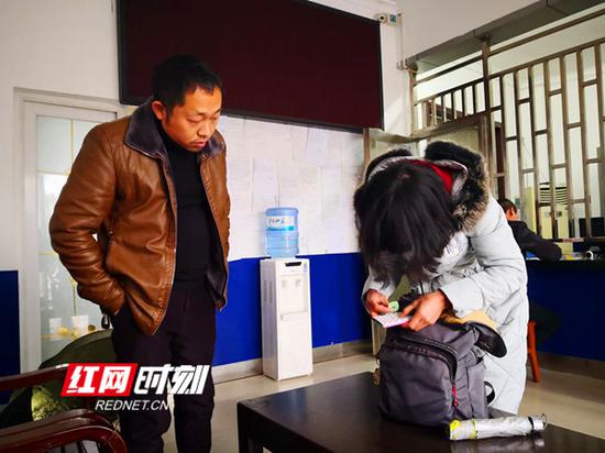 永州市客管办、好心“的哥”齐发力 找回学生遗落书包