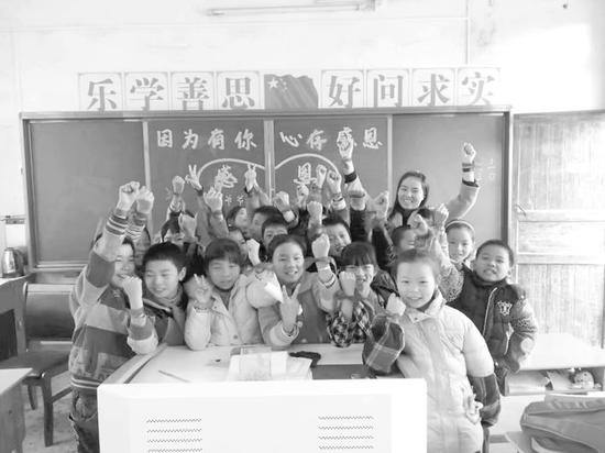 熊春艳和山里孩子在一起