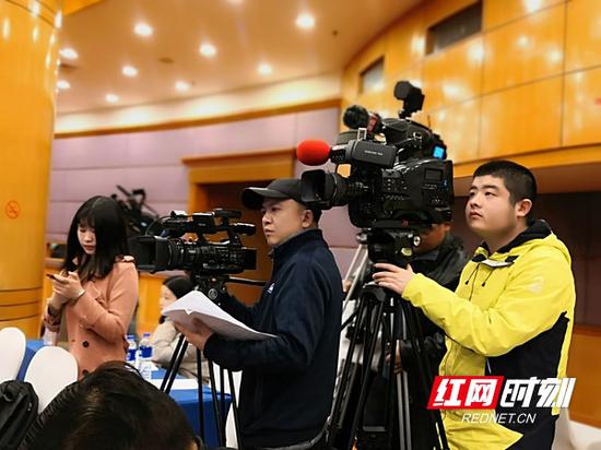 发布会受到众媒体关注,图为部分电?#29992;?#20307;记者在录制发布会。
