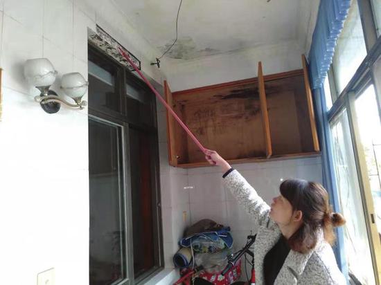 楼上漏水无人修 岳阳老人有家不敢回