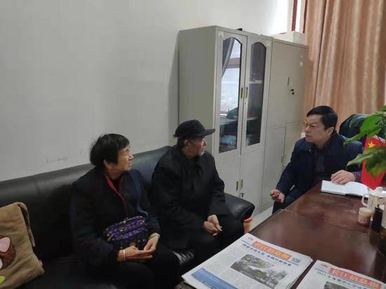 岳阳耄耋夫妇无安养之所 渴盼政府救助结束漂泊生活