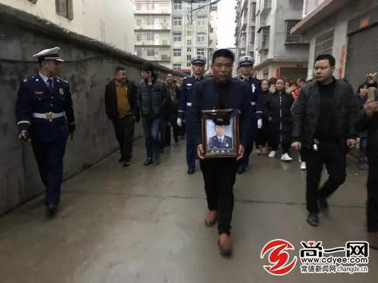  亲友护送烈士刘磊的骨灰前往石门县殡仪馆。